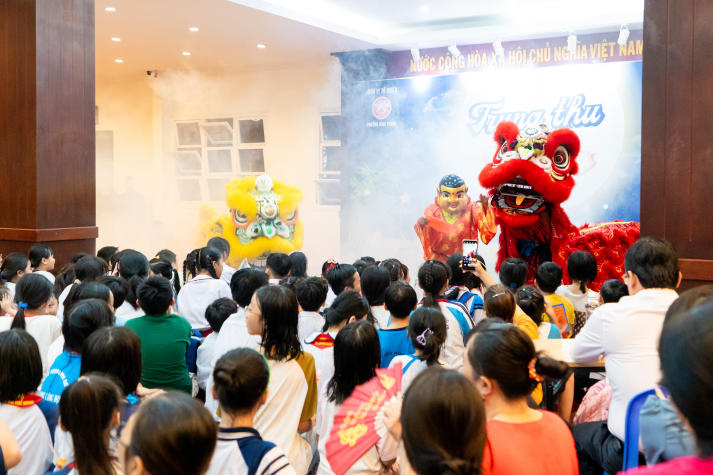 Thắp sáng đêm trăng yêu thương: Sinh viên Khoa Điều dưỡng - Kỹ thuật y học mang Trung thu đến với trẻ em Bình Thạnh 36