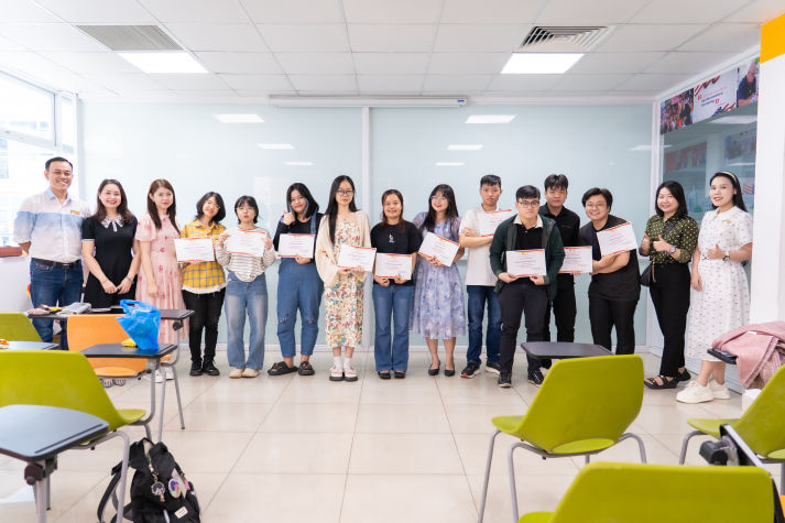 CLB Sư phạm Tiếng Anh HUTECH tôn vinh cống hiến, trao gửi tri ân trong buổi tổng kết 84