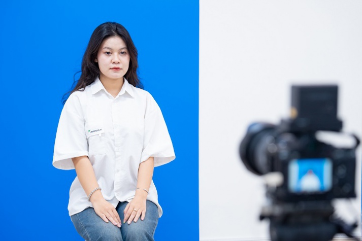 Đại gia đình 11 người “hộ tống” tân sinh viên đến HUTECH nhập học 31