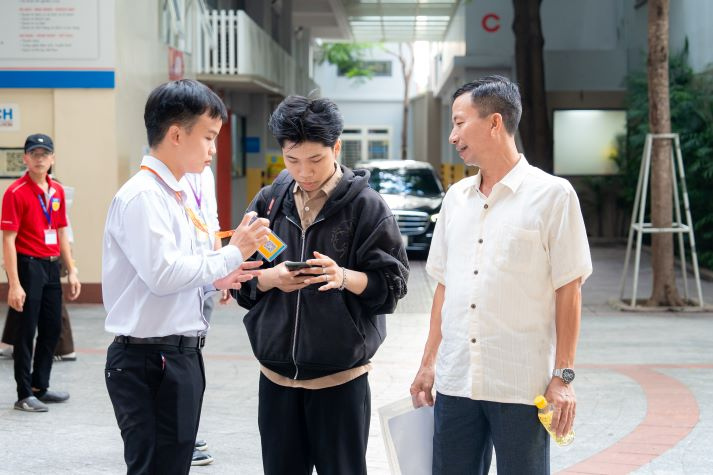 [Video] Thí sinh 2K8 rộn ràng ngày đầu nhập học, sẵn sàng cho năm học mới tại HUTECH 31