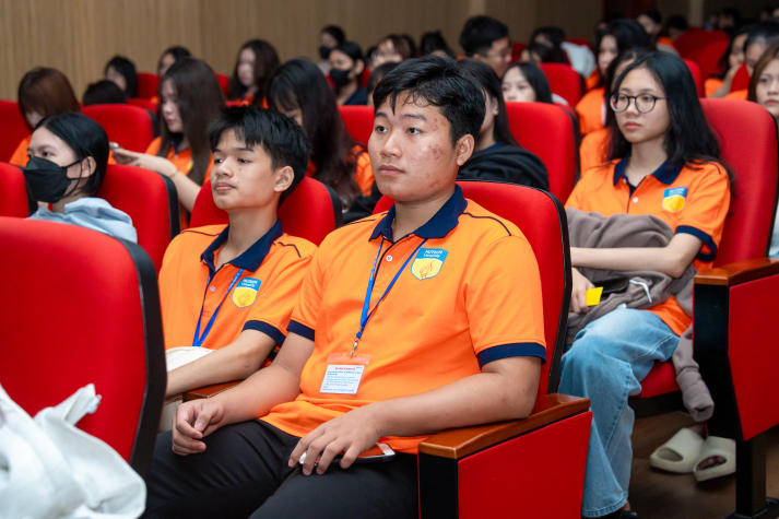 Sôi động, đa sắc màu: Tân sinh viên Khoa Trung Quốc học “cháy” hết mình tại Đêm nhạc hội chào năm học mới 84