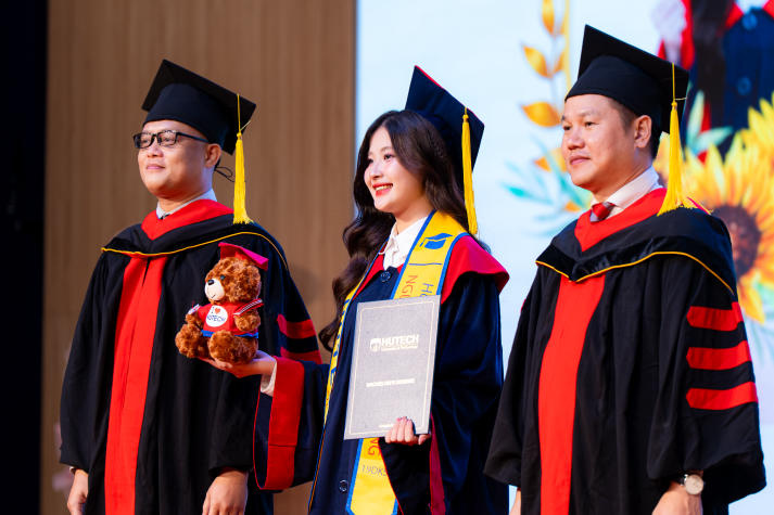Tự hào khoác áo cử nhân, sinh viên HUTECH viết tiếp hành trình tương lai 90