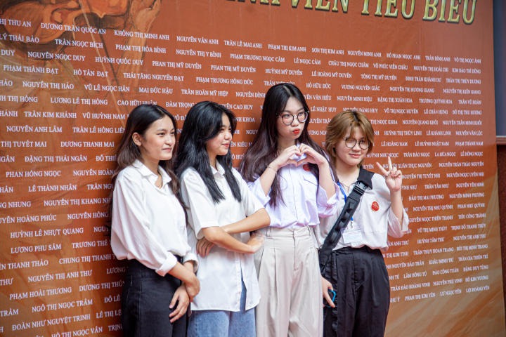 Gần 300 sinh viên Khoa Truyền thông và Thiết kế được tuyên dương sinh viên tiêu biểu HKI năm học 2022 - 2023 14