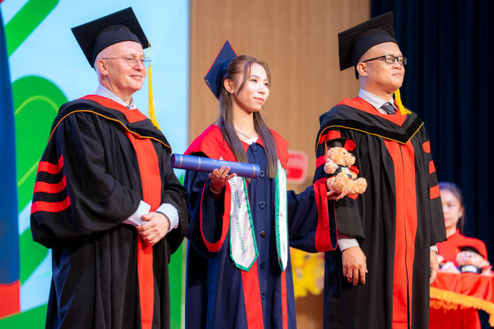 [Video] Hơn 300 tân khoa Viện Đào tạo Quốc tế HUTECH tốt nghiệp, khởi đầu hành trình hội nhập toàn cầu 26