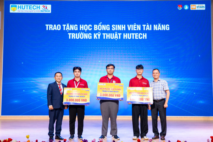 Tân sinh viên Trường Kỹ thuật HUTECH khởi động hành trình kỹ sư tương lai 69