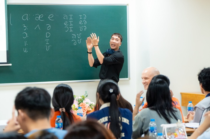 Học ngoại ngữ sáng tạo qua Podcast cùng sinh viên Khoa Tiếng Anh 9