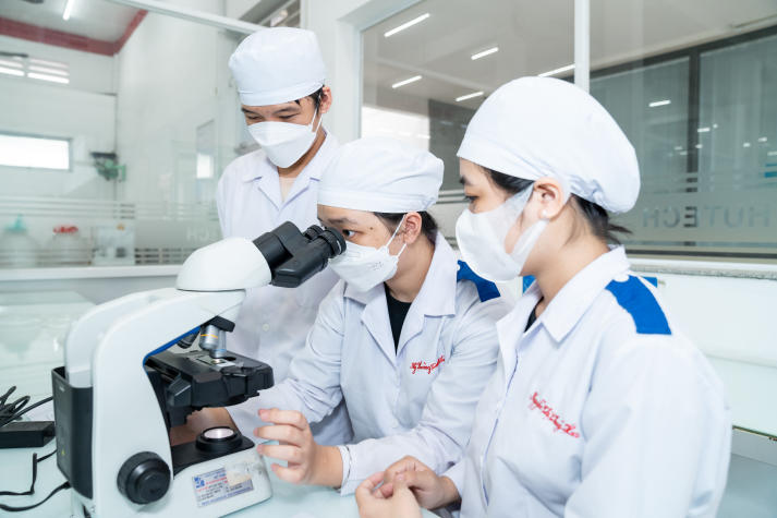 Điểm xét học bạ ngành Dược, Điều dưỡng, Xét nghiệm HUTECH lần lượt là từ 21 và 19, học phí khoảng 11-12 triệu/kỳ 175