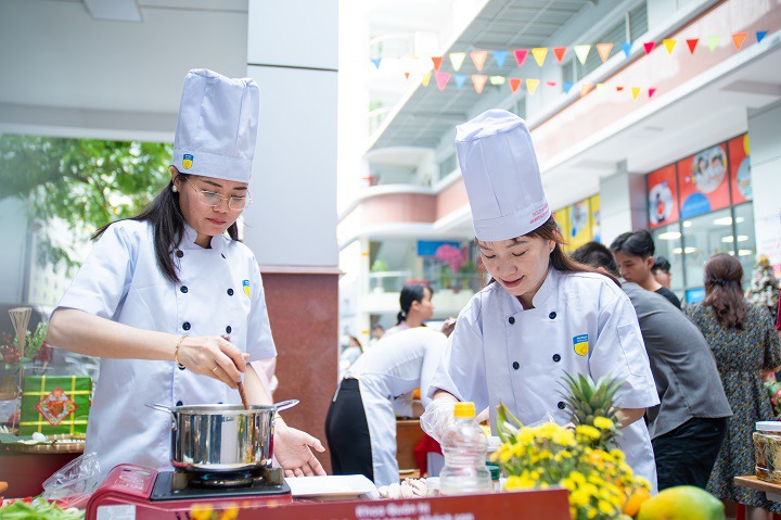 HUTECH Celebrates the Lunar New Year with Mouthwatering Tet Cuisine From The Country. 55