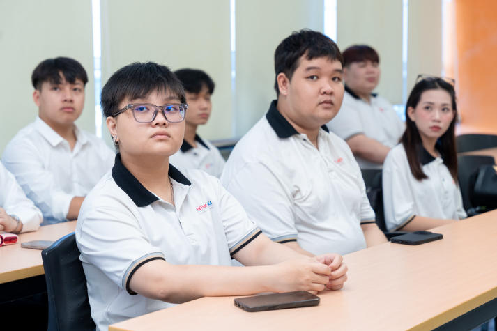 Sinh viên Viện Công nghệ Việt - Hàn tìm hiểu thực tế vận hành logistics tại Cảng Cát Lái 29