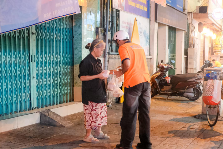 “Bát cháo đêm đông” - Hơi ấm yêu thương từ tuổi trẻ Viện Công nghệ Việt - Nhật HUTECH 53