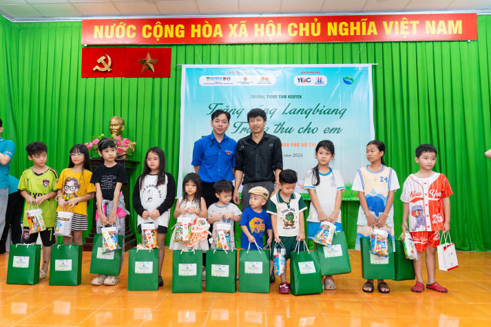 Sinh viên HUTECH mang Trung thu ấm áp đến với thiếu nhi phường An Khánh 122