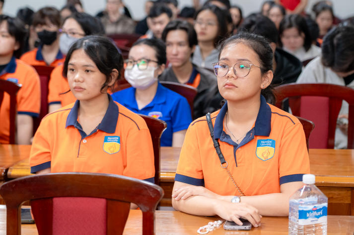 Khi “Mưa đỏ” chạm đến trái tim của sinh viên HUTECH 40