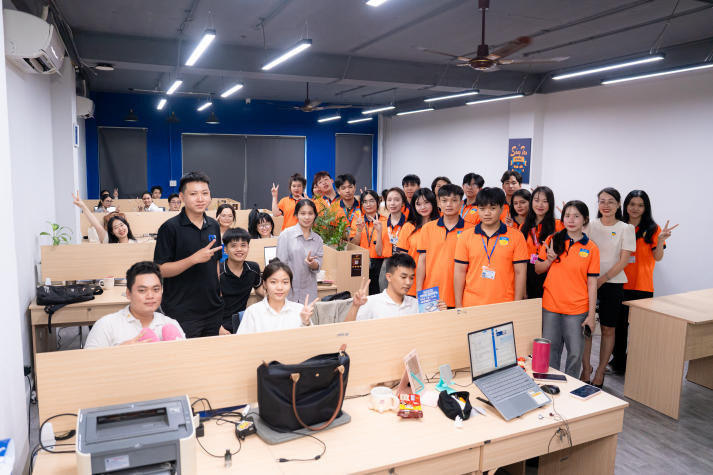 Sinh viên VKIT trải nghiệm không gian sáng tạo, học hỏi chiến lược marketing tại Tmark 49