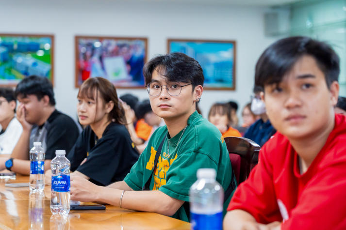 Sinh viên Khoa Quản trị kinh doanh học kỹ năng tuyển dụng cùng Công ty TNHH HR1 Vietnam Holdings trước kỳ thực tập 56