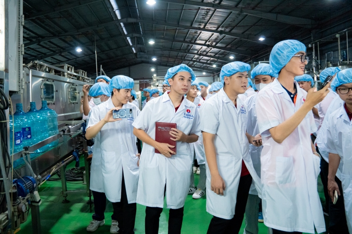 Sinh viên Viện Kỹ thuật học từ thực tiễn tự động hóa tại FUJIWA Việt Nam 51