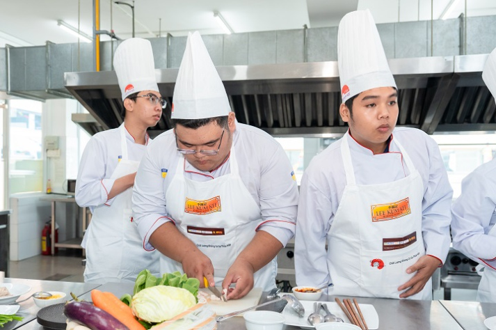 Bếp trưởng 5 sao đứng lớp, sinh viên Quản trị nhà hàng học nghề từ căn bếp thật 24