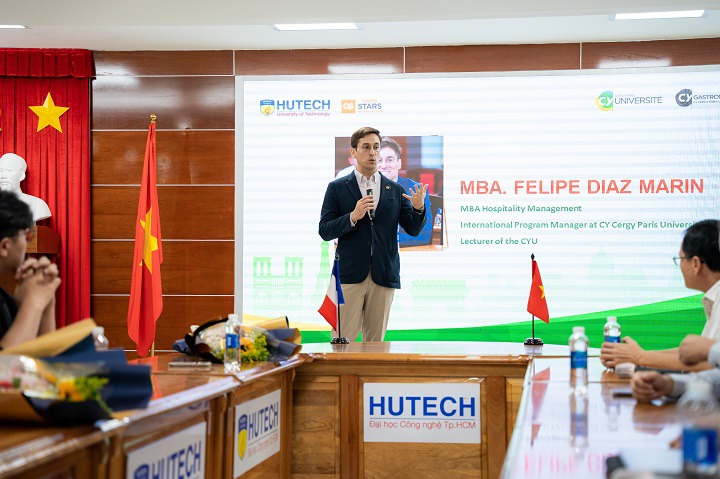 Tân sinh viên chương trình liên kết quốc tế CY Cergy Paris Université (Pháp) hứng khởi tìm hiểu về chương trình học 60