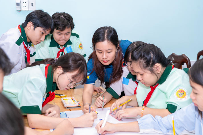 Sinh viên Khoa Tiếng Anh mang trải nghiệm học tập sáng tạo đến học sinh THCS Hà Huy Tập 40