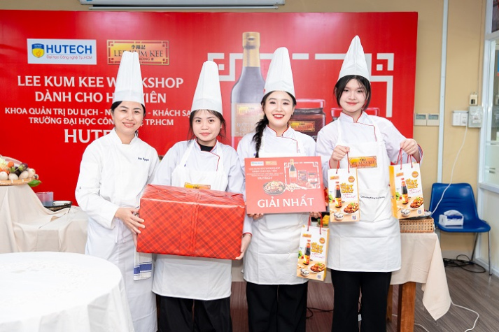 Bếp trưởng 5 sao đứng lớp, sinh viên Quản trị nhà hàng học nghề từ căn bếp thật 56