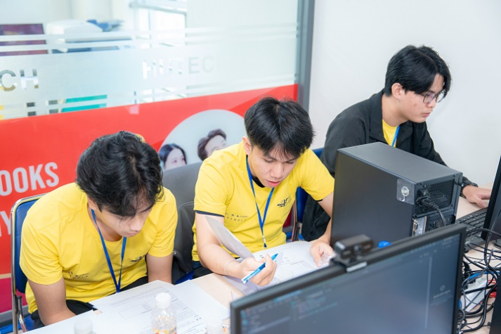 [Video] Nhìn lại những dấu ấn đặc biệt của kỳ thi OLP’25, OlpAI’25, Procon’25 và ICPC Asia HCMC 2025 tại HUTECH 43