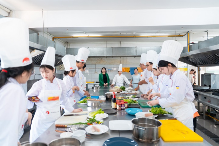 Bếp trưởng 5 sao đứng lớp, sinh viên Quản trị nhà hàng học nghề từ căn bếp thật 19