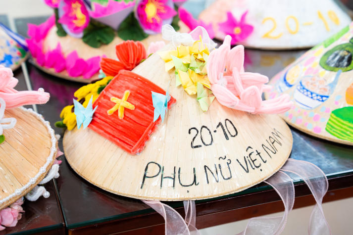 Lan tỏa tinh thần “Sắc Việt” trong Ngày hội trang trí nón lá của sinh viên Khoa Tài chính - Thương mại 88