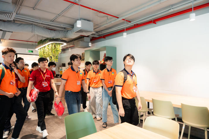 Sinh viên I-HUTECH hiểu nghề, rèn kỹ năng, mở rộng tầm nhìn qua chuyến tham quan Transcosmos Việt Nam 88