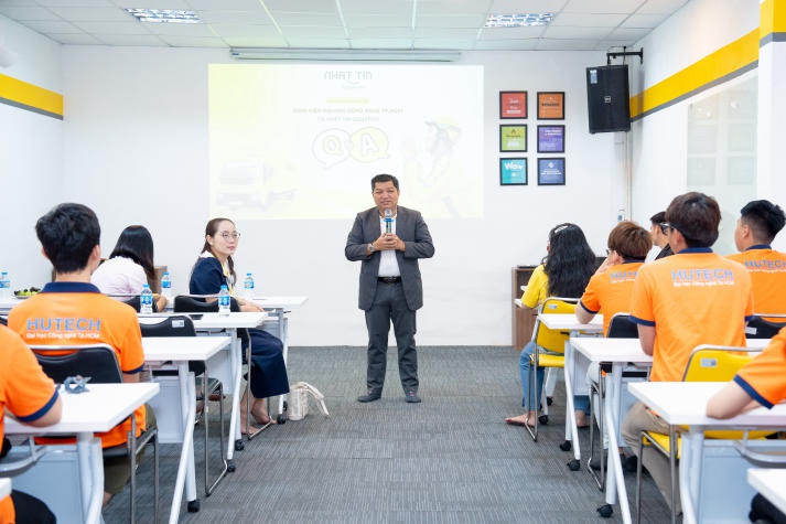 Sinh viên ngành Logistic tìm hiểu về vận hành hàng hóa tại Nhất Tín Logistics 56