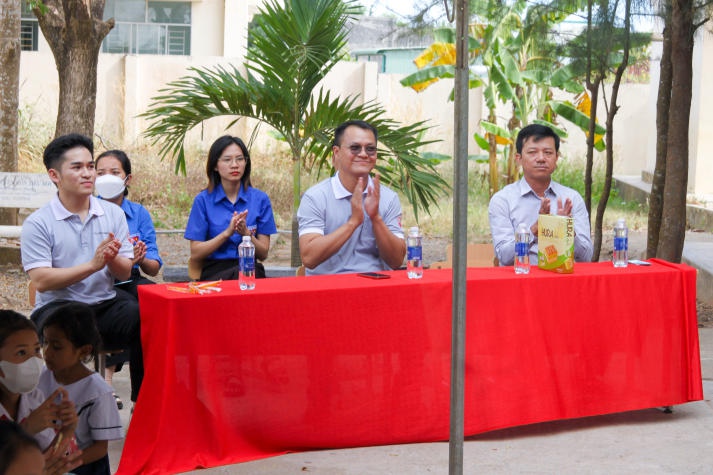 CLB Tình nguyện cộng đồng (CVC) HUTECH mang “Xuân yêu thương” đến các em học sinh tỉnh Bình Thuận 27