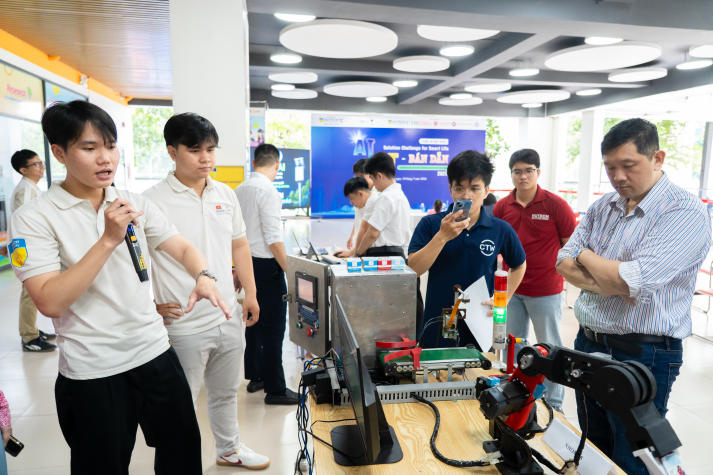 Viện Kỹ thuật dựng “đấu trường” AI và IoT, hội tụ loạt giải pháp công nghệ đột phá của sinh viên liên trường 76