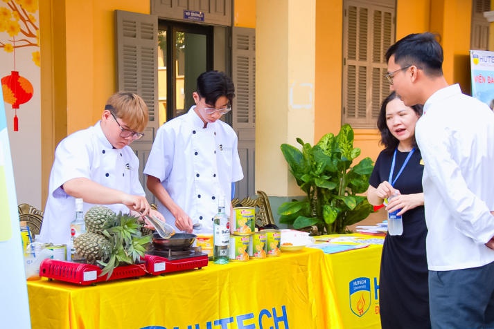 Nhiều trải nghiệm ẩm thực và nghệ thuật bàn tiệc thú vị cho học sinh THPT tại chương trình của Viện Đào tạo Quốc tế HUTECH 32