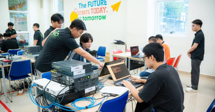 Sinh viên Công nghệ thông tin “thực chiến” xử lý sự cố mạng Cisco 32
