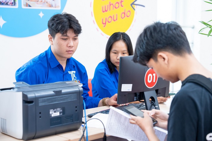 [Video] Đông đảo thí sinh, phụ huynh đến HUTECH nhập học từ tờ mờ sáng ngày đầu tiên 69