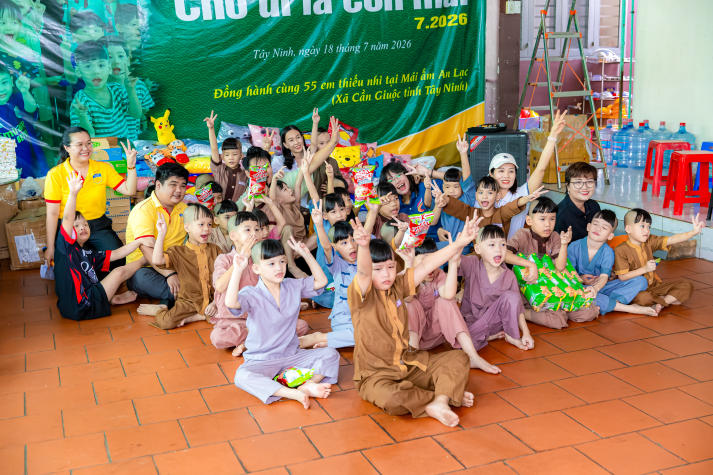 Doanh nhân, cựu sinh viên HUTECH trao yêu thương đến 55 em nhỏ tại Mái ấm An Lạc 66