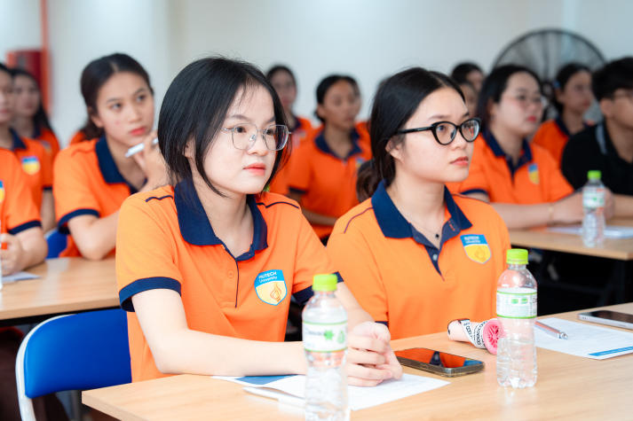 Sinh viên Trung Quốc học khám phá “guồng vận hành” doanh nghiệp quốc tế tại Taya Canvas Việt Nam 74