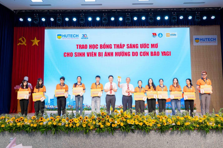 HUTECH vinh danh những "ngôi sao" trong công tác Đoàn - Hội và phong trào thanh niên năm học 2023-2024 27