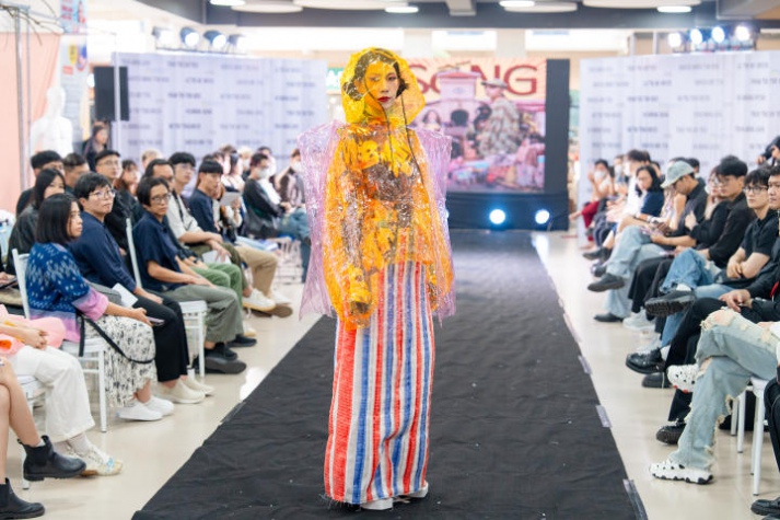 [Video] Đem bọ cánh cứng và người vô gia cư vào đồ án tốt nghiệp, 02 sinh viên ngành Thiết kế thời trang HUTECH “cán đích” thủ khoa và á khoa 230