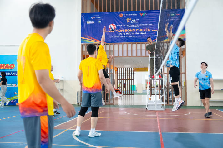 [Hội thao CB-GV-NV 2026] Tuyển sinh - Truyền thông - Marketing bảo vệ ngôi vương Bóng chuyền nam 106