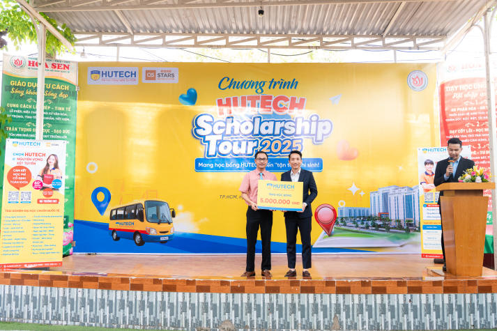 [Video] HUTECH trao 11 suất học bổng 25% học phí toàn khóa cho học sinh Trường THCS-THPT Hoa Sen tại Scholarship Tour 2025 42