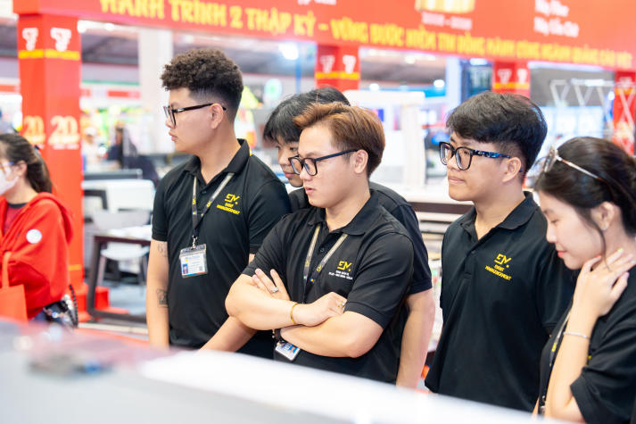 Sinh viên ngành Quản trị sự kiện cập nhật xu hướng sáng tạo tại Tuần lễ Quảng cáo và Giải trí 17