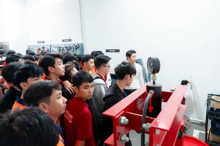 Sinh viên Công nghệ kỹ thuật ô tô tìm hiểu quy trình dịch vụ - kỹ thuật tại Moveo New City 29