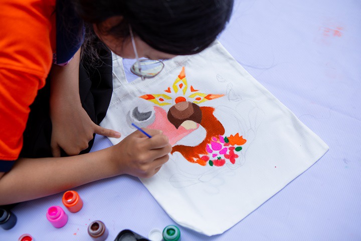 Sinh viên Khoa Marketing - Kinh doanh quốc tế thiết kế túi Tote tôn vinh nét đẹp người phụ nữ 52