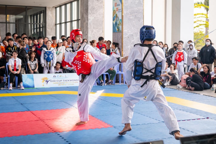 Đoàn vận động viên CLB Taekwondo HUTECH gặt “mưa” huy chương tại Giải đấu “Cup Taekwondo Trường Đại học Văn Hiến mở rộng lần thứ 8” 40