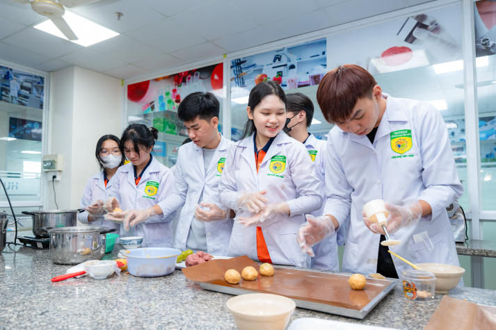[Video] “Xắn tay áo” vào bếp cùng sinh viên Viện Khoa học Ứng dụng trổ tài làm bánh Trung thu 104