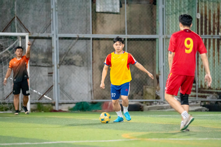 [Hội thao CB-GV-NV HUTECH 2025]: Bóng đá nam xác định hai đội tranh ngôi vô địch 77