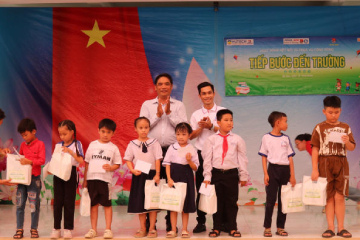 Hành trình tuổi trẻ HUTECH gieo yêu thương, nâng bước em đến lớp 16