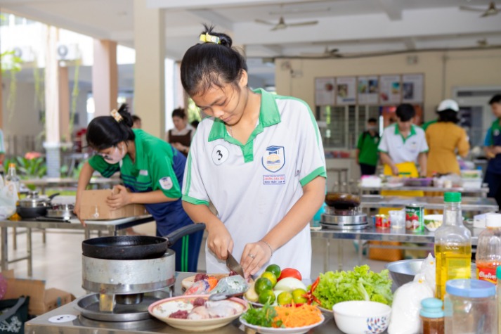 Viện Khoa học Ứng dụng HUTECH mang kiến thức dinh dưỡng đến với học sinh Trường THPT Dương Văn Thì 48
