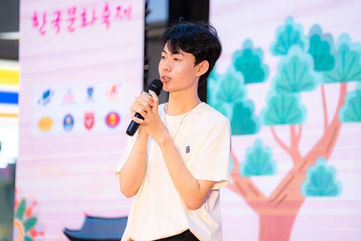 Sinh viên rủ nhau “vi vu” xứ sở kim chi ngay tại HUTECH trong Lễ hội Văn hóa Hàn Quốc 2023 183