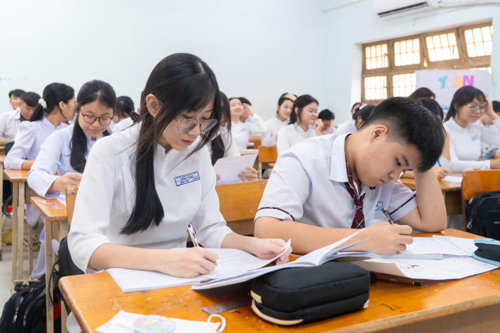 Sinh viên Tâm lý học lan tỏa thông điệp sức khỏe tinh thần đến học sinh THPT Tân Túc 67