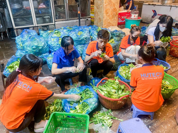 Khoa Tiếng Anh HUTECH hoạt động tình nguyện “Bếp yêu thương” 26